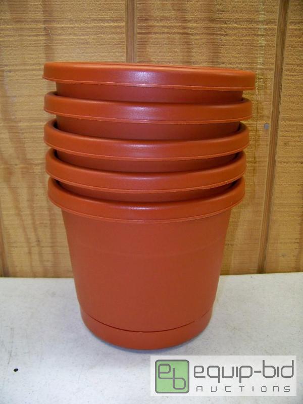 lot 1084 image: 5 New 3 quart Flower Pots