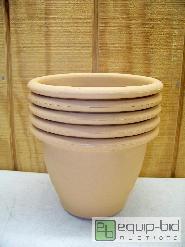 lot 1086 image: 4 New 3.5 quart Flower Pots