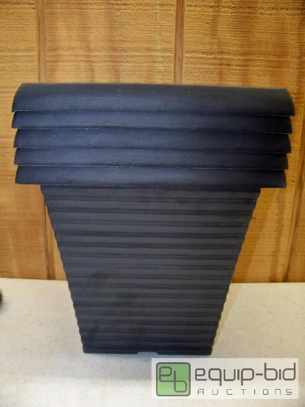 lot 1088 image: 5 New Gardien 10 tall Planter Flower Pots