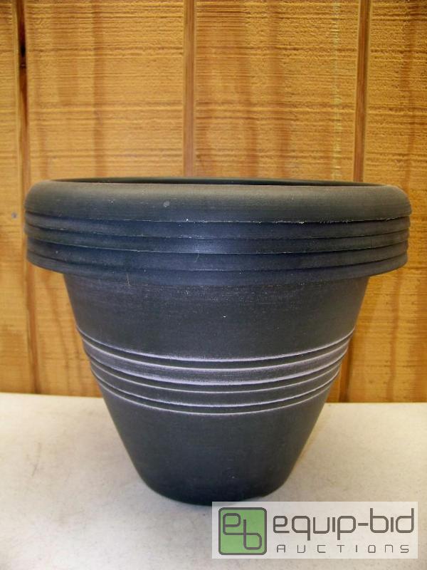 lot 1097 image: 5 New Gardien 13 Round Flower Pots