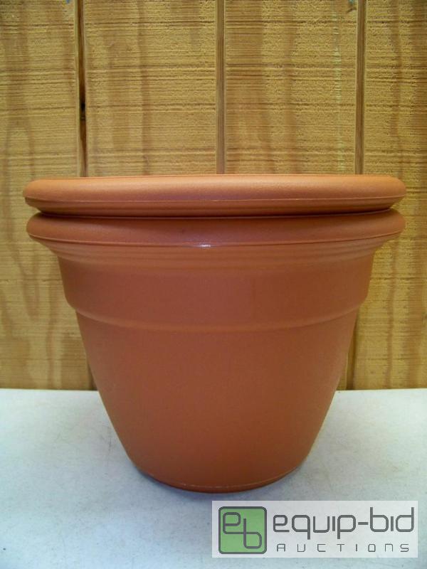 lot 1106 image: 2 New 20.2 quart Flower Pots