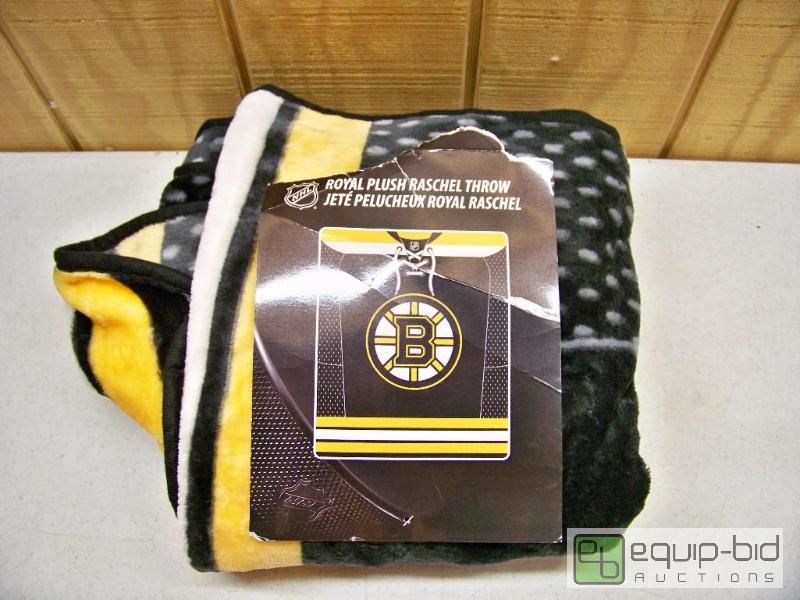 lot 1126 image: NHL Royal Plush Throw