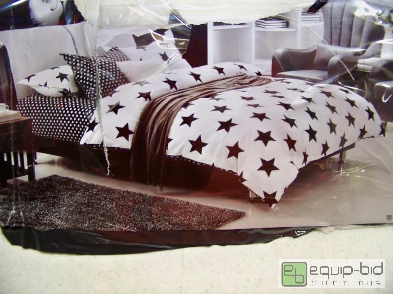 lot 1129 image: Full Size Star Duvet Cover Set