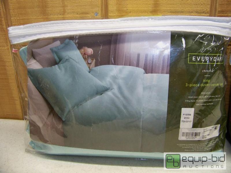 lot 1196 image: JC Penney Everydeay King Duvet Set