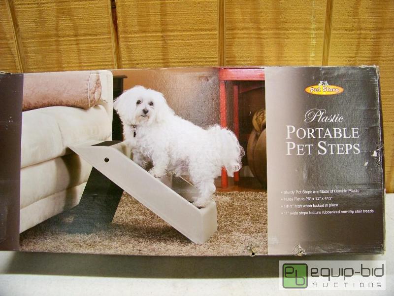 lot 1302 image: Pet Store Plastic Portable Pet Steps