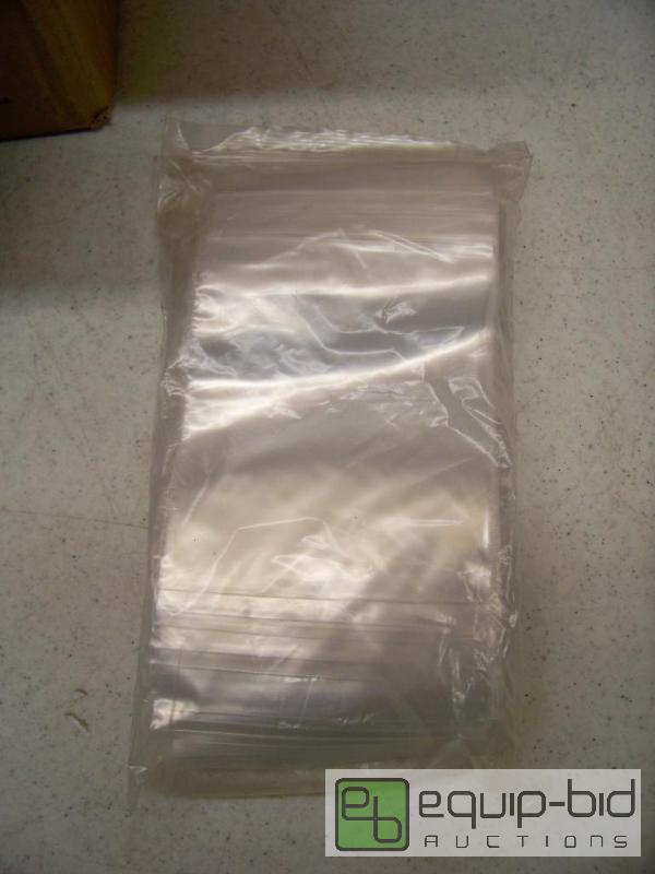 lot 1315 image: 900 Uline 4 x 6 2 mil Ziplock Bags
