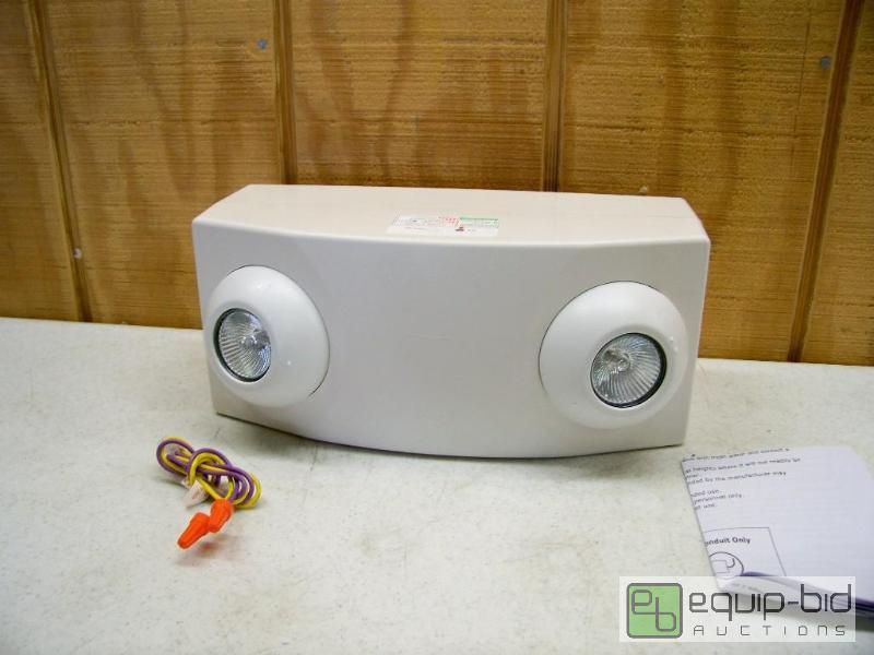 lot 1341 image: Heavy Duty Halogen Emergency Light with 6V Rechargable Battery