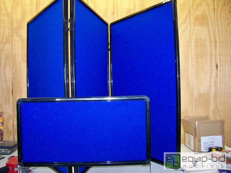 lot 1384 image: 3 Panel Flet Presentation Board with Carry Case by Showtown Displays