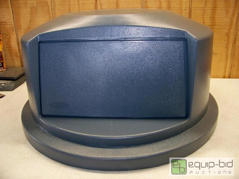 lot 1394 image: 55 Gallon Trash Can Lid Rubbermaid Brute Dome Top
