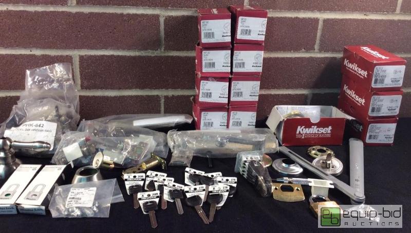 lot 3024 image: Lock Hardware Set