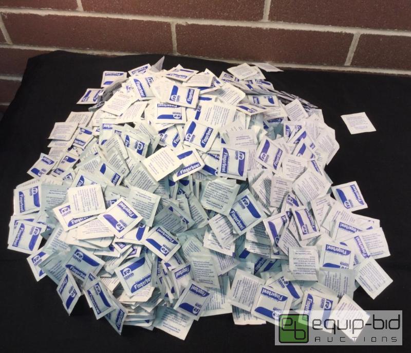 lot 3061 image: Royal Moist Towelettes  Quantity Approximate...