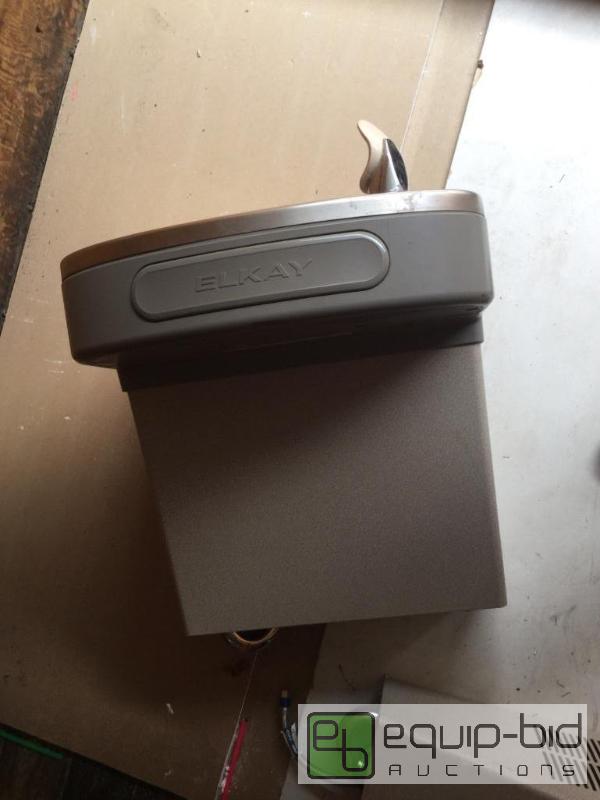 lot 3071 image: Drinking Fountain  Quantity 1 Condition Use...
