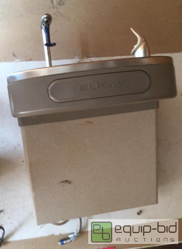 lot 3072 image: Drinking Fountain  Quantity 1 Condition Use...