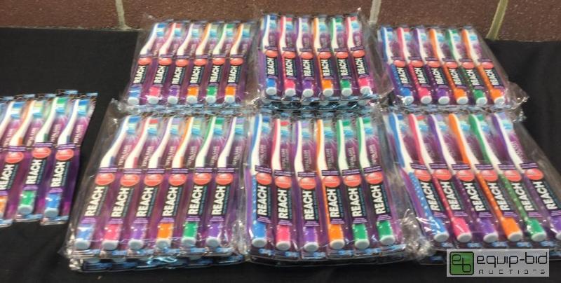 lot 3095 image: Lot of Reach Toothbrushes