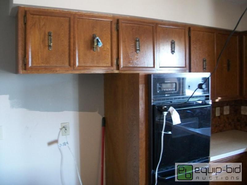 lot 1401 image: Full set of kitchen cabinets.&nbspHas been&n...