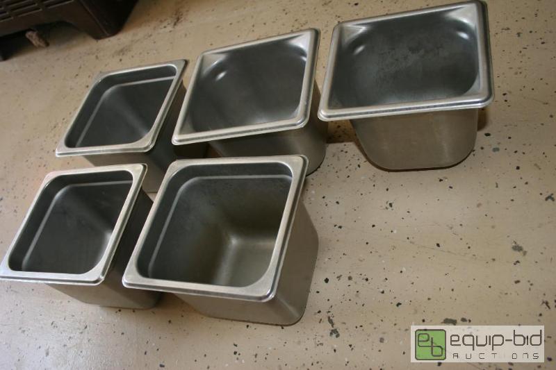 lot 1422 image: Lot includes 5 square buffet pans 3 - square...