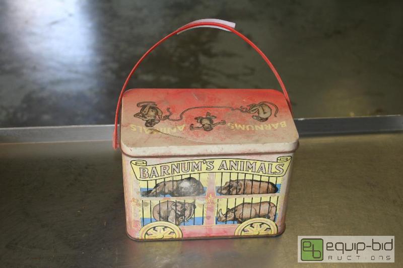 lot 1429 image: Vintage Barnums Animals Lunch Box...