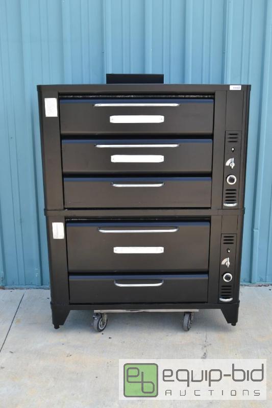 lot 32 image: Blodgett Triple Deck OvenModel #931Serial #26...
