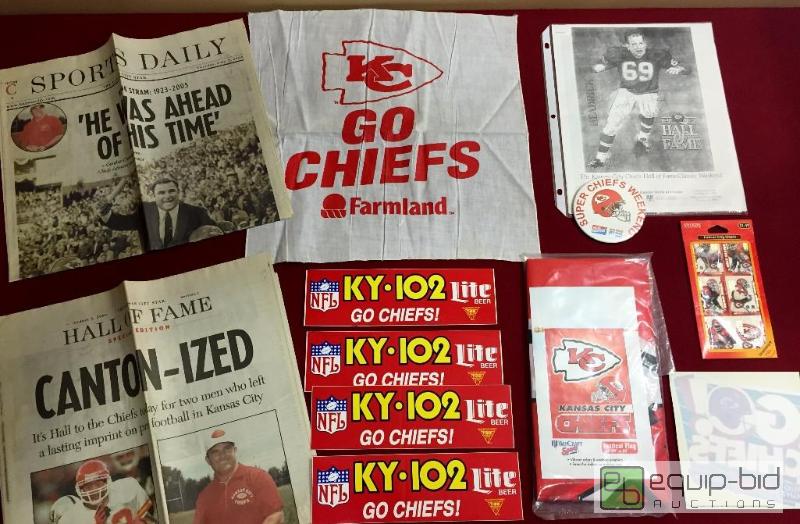 lot 1113 image: KANSAS CITY CHIEFS LOT 27 X 37 FLAG NEW IN PACKAGE 