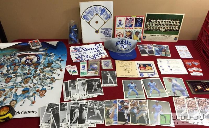 lot 1122 image: AMAZING ROYALS LOT - AUTOGRAPHS - POSTER - CARDS 