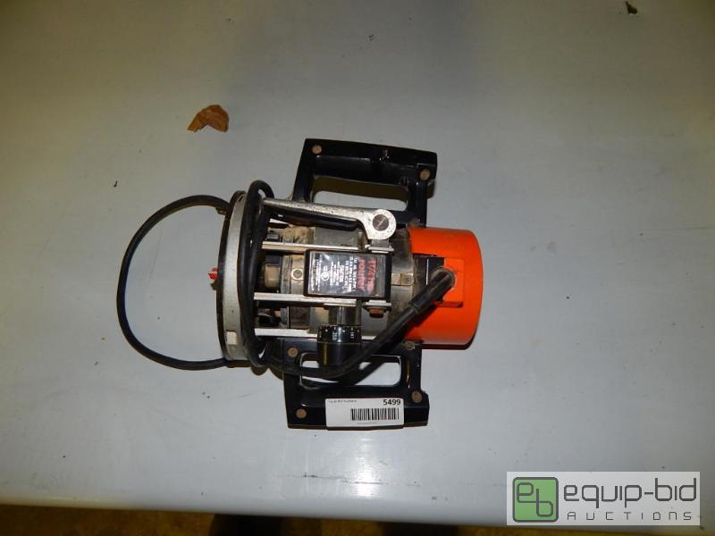lot 5499 image: Black and Decker Router