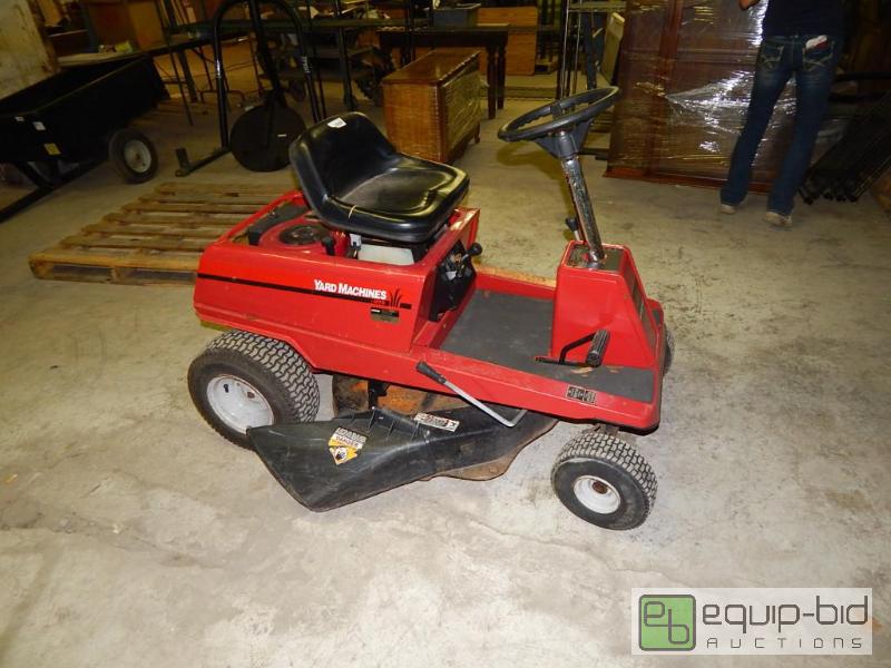 lot 5513 image: Yard Machine Riding Mower