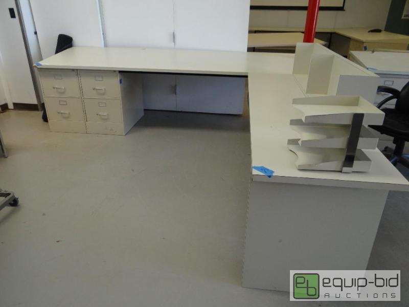 lot 110 image: Large L shape desk and 2- 2dr file cabinet. M...