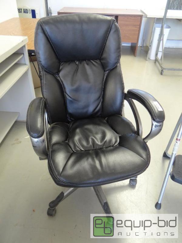 lot 112 image: Office chair....