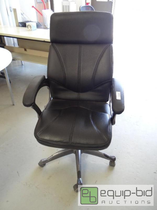 lot 113 image: Office chair....