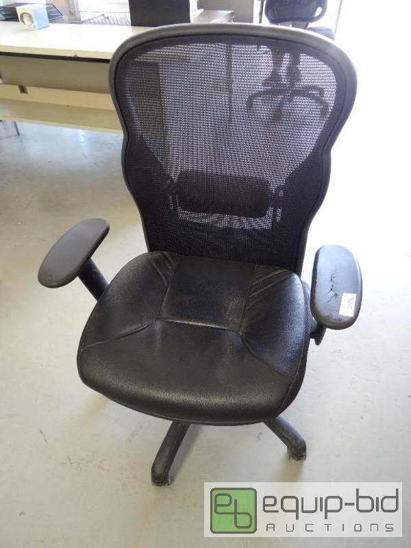 lot 114 image: Office chair....