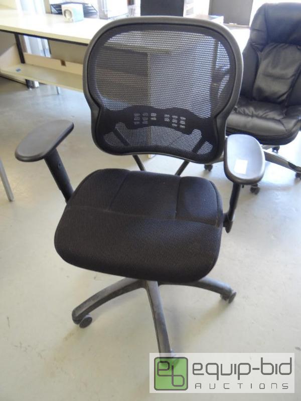 lot 115 image: Office chair....
