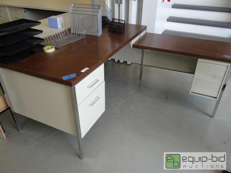 lot 119 image: Desk with return and paper trays....