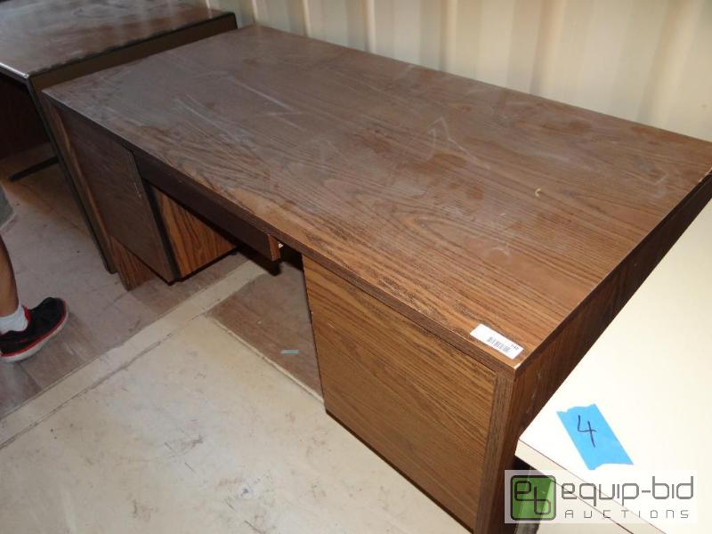 lot 148 image: Executive office desk with 5 drawers....