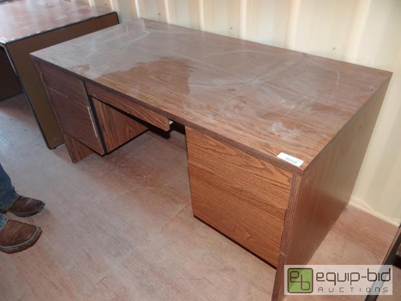 lot 152 image: Executive&nbspoffice desk with 5 drawers,...