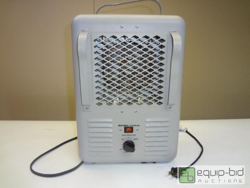 lot 115 image: Electric Room Heater this puts out the heat...