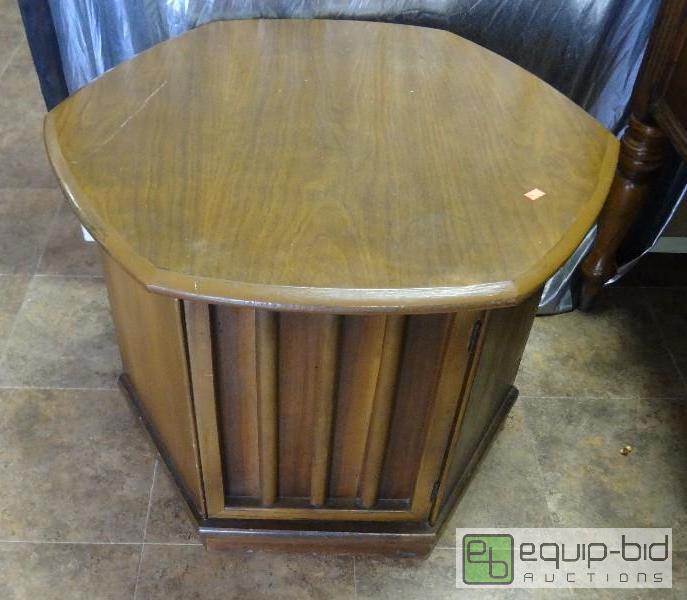 lot 19 image: Oak End Table...