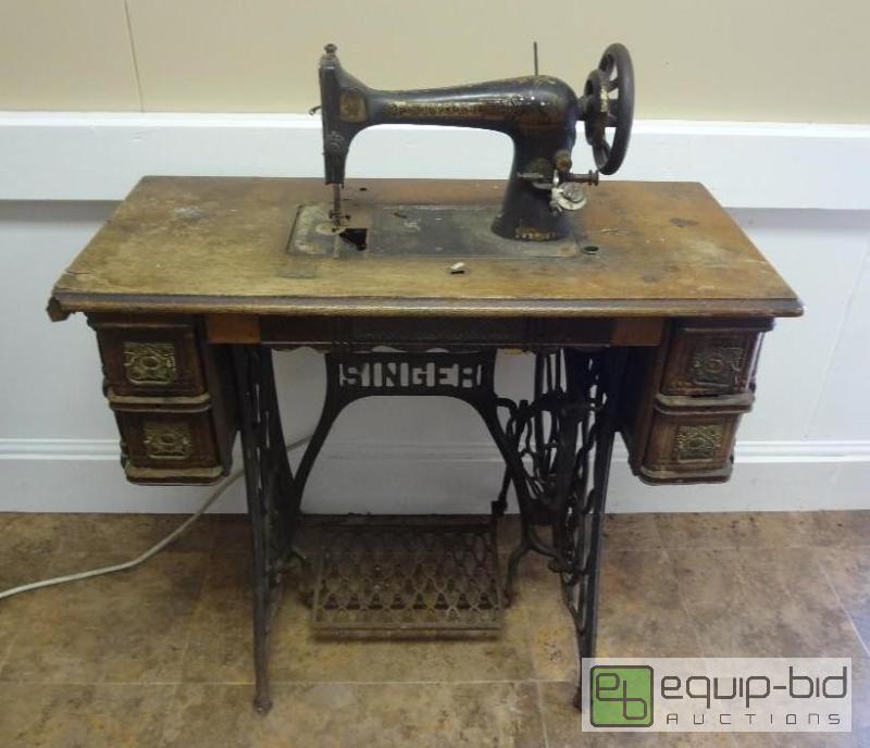 lot 20 image: Vintage Singer Sewing Machine...
