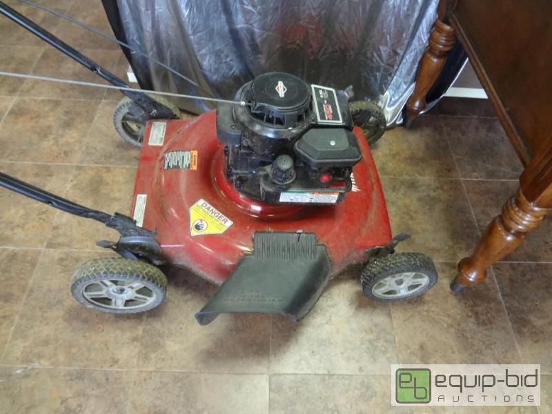 lot 21 image: Lawnmower unknown working condition...