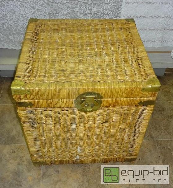 lot 4 image: NIce&nbspSquare Wicker Storage Basket...