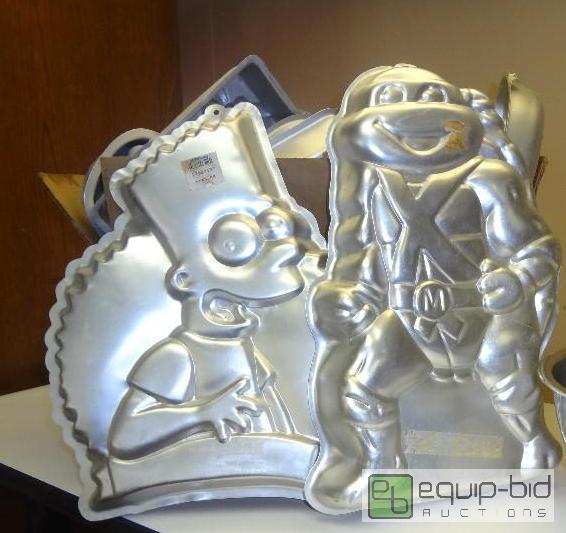 lot 40 image: Cake Pan Lot...