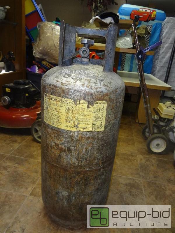 lot 66 image: Large Tank...