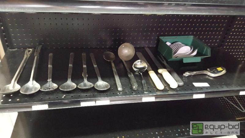 lot 1041 image: Lot of spoons and knives...