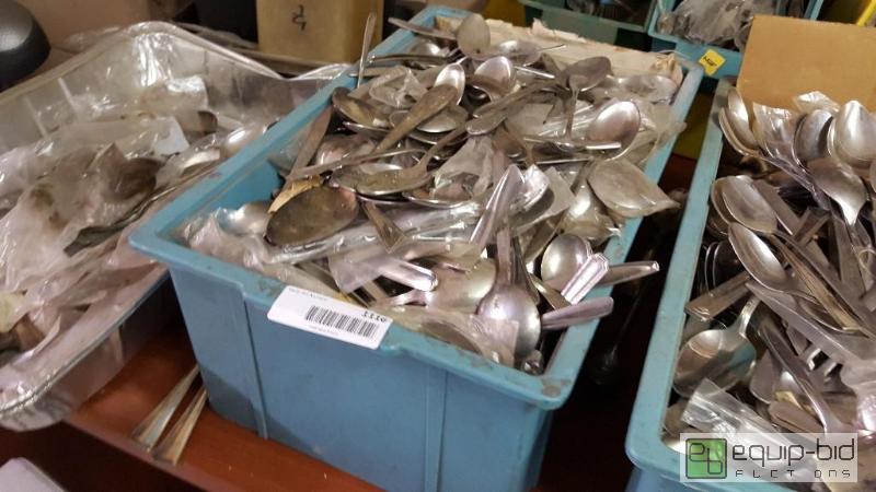lot 1116 image: Tub of spoons...