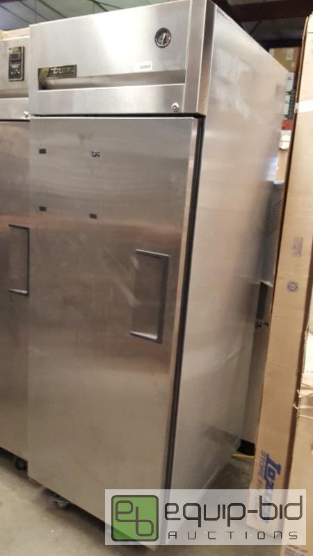 lot 1132 image: True TG1R-1S 1 door cooler 115 volt...
