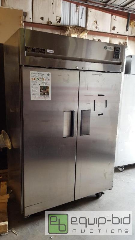 lot 1133 image: True TA2R-2S 2 door cooler 115 volt...
