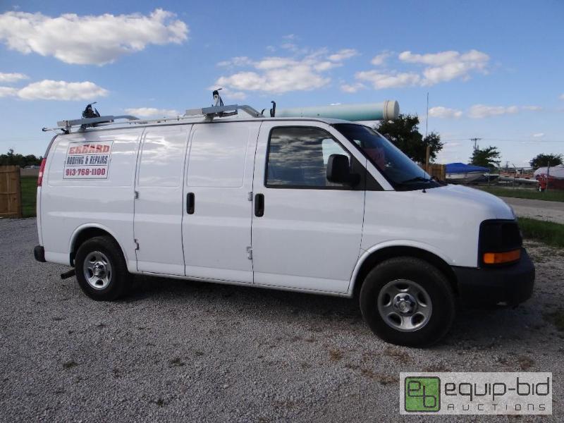 lot 35 image: 2006 Chevy Express Work Van