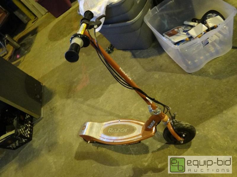 lot 12 image: Razor Kids Scooter