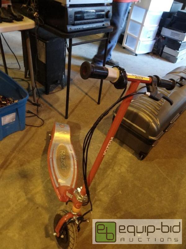 lot 13 image: Razor Kids Scooter