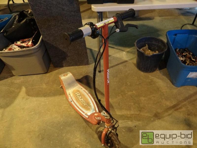 lot 14 image: Razor Kids Scooter