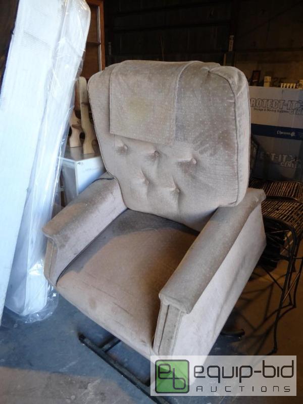 lot 16 image: Cloth Power Reclining And Lift Support Chair